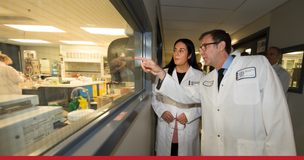 Le professeur Gregory De Crescenzo, montre le laboratoire à Soraya Martinez Ferrada, ministre du Tourisme et ministre responsable de l’Agence de développement économique du Canada pour les régions du Québec,